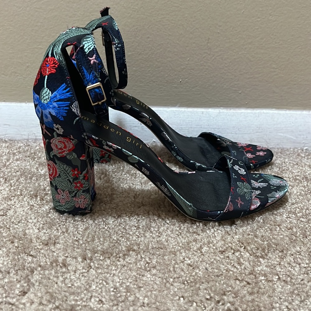 Madden Girl BEELLA Black Floral Bock Heels size 8.5 - Picture 2 of 7
